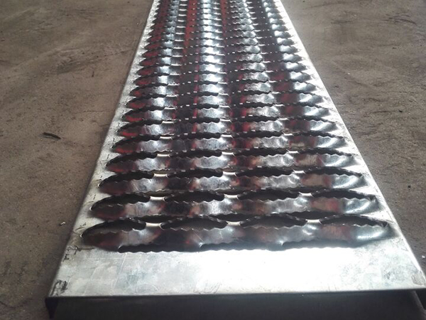 鳄鱼嘴防滑板 - 河北强佑金属制品有限公司图片4